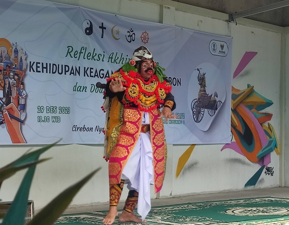 Tari Topeng Monyer Awali Refleksi Akhir Tahun Kehidupan Keagamaan Kota Cirebon