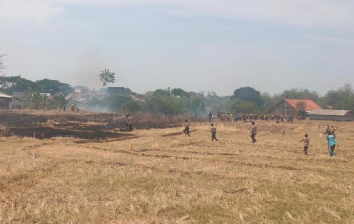 Bentuk Kepedulian Sosial, Siswa MTsN 2 Kota Cirebon Padamkan Kebakaran Lahan Warga